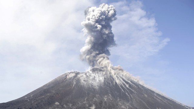 Lava pijar dari Gunung Anak Krakatau di perairan Selat Sunda, Kalianda, Lampung Selatan, Kamis (19/7). Foto: AFP PHOTO / FERDI AWED