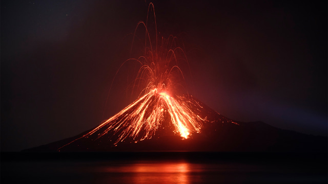 Lava pijar dari Gunung Anak Krakatau di perairan Selat Sunda, Kalianda, Lampung Selatan, Kamis (19/7). (Foto: AFP PHOTO / FERDI AWED)