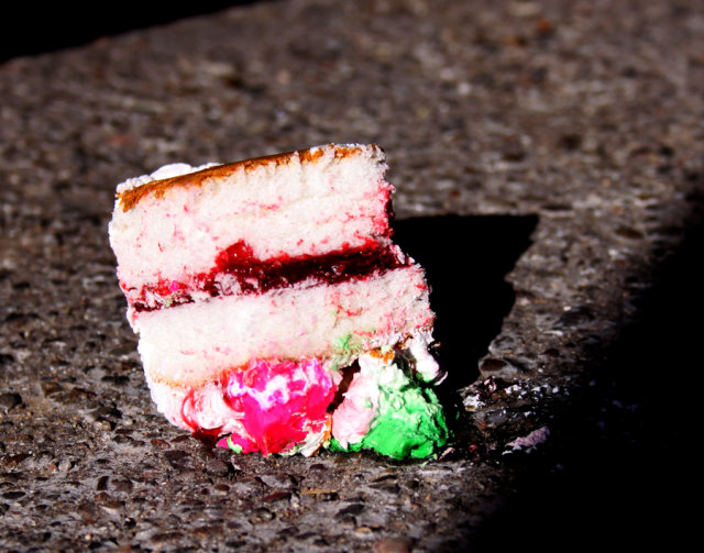 Ilustrasi kue jatuh (Foto: flickr/ Sharon Sperry Bloom)