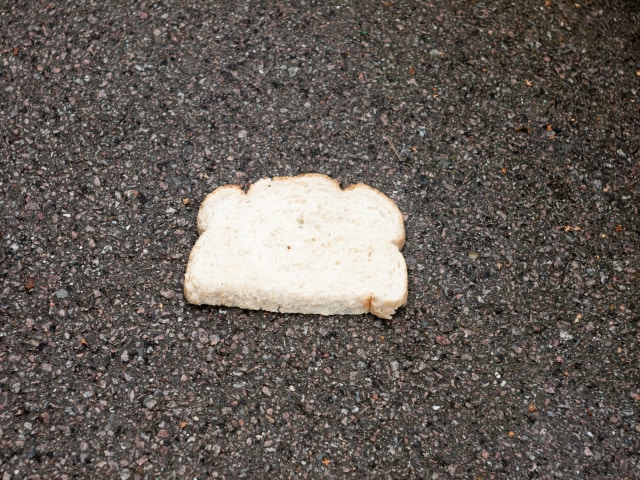 Ilustrasi roti jatuh (Foto: Thinkstock)