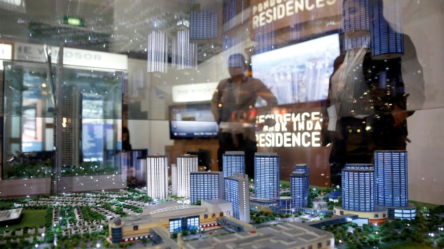 Pengunjung melihat miniatur apartemen pada pameran properti di Jakarta, (12/10). Foto: REUTERS / Darren Whiteside 