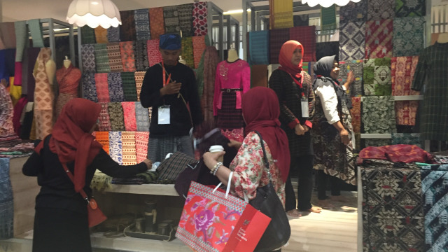 Antusiasme kaum ibu berbelanja di Pameran Kain Nusantara (Foto: Selfy Sandra Momongan/kumparan)