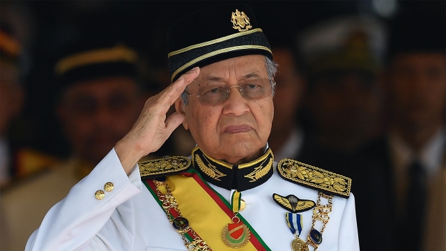 Perdana Menteri Malaysia, Mahathir Mohamad, memberi hormat di upacara pembukaan parlemen di Kuala Lumpur pada 17 Juli 2018. (Foto: AFP PHOTO / Mohd Rasfan)