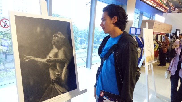 Adipati Dolken dan hasil fotonya (Foto: Aria Pradana/kumparan)