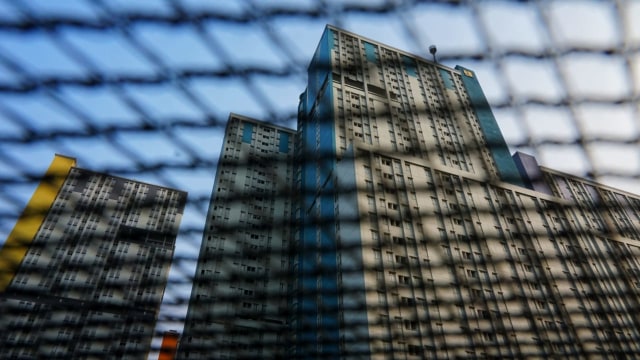 Suasana jaring di sungai Sentiong atau biasa warga menyebut 'Kali Item' di lingkungan Wisma Atlet Kemayoran, Jakarta, Jumat (20/7). (Foto: Jamal Ramadhan/kumparan)