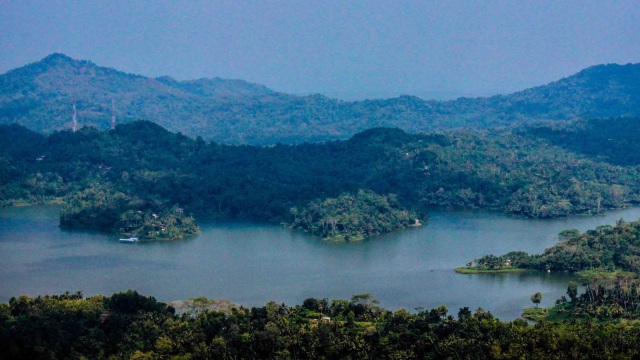 Panorama Waduk Sermo, Yogyakarta (Foto: Flickr / Fajar Dwi Riano)
