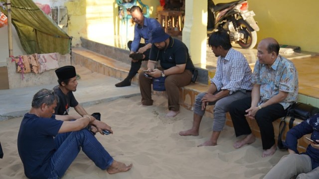 Kunjungan Tim kemenkomaritim ke Kampung Pasir Sumenep (Foto: Phaksy Sukowati/kumparan)