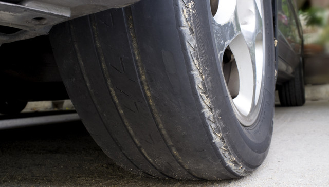 Tapak ban mobil yang sudah botak (Foto: Shutter stock)