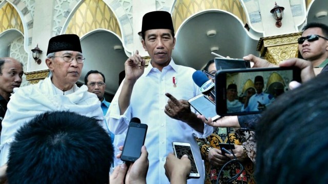 Jokowi di masjid. (Foto: kominfo.go.id)