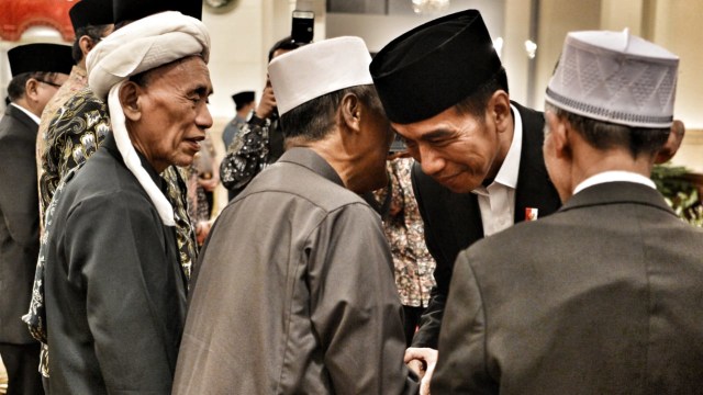 Jokowi menyalami para kiai di Istana Negara. (Foto: ANTARA FOTO/Wahyu Putro A)