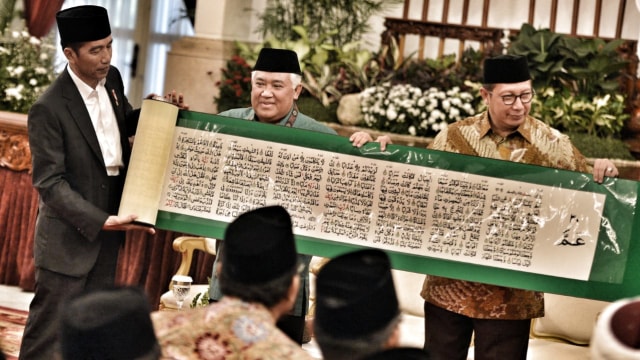 Jokowi mengamati mushaf Al-Quran sulaman di Istana. (Foto: ANTARA FOTO/Wahyu Putro A)