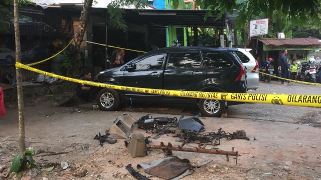 Kepolisian memeriksa mobil Neno Warisman (Foto: Yuana Fatwalloh/kumparan)