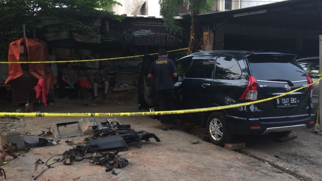 Kepolisian memeriksa mobil Neno Warisman (Foto: Yuana Fatwalloh/kumparan)