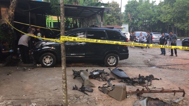 Kepolisian memeriksa mobil Neno Warisman (Foto: Yuana Fatwalloh/kumparan)