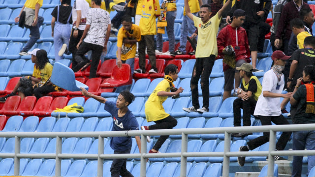 Aksi oknum suporter merusak kursi Stadion Jakabaring saat Sriwijaya FC melawan Arema FC. (Foto: Nova Wahyudi/Antara)