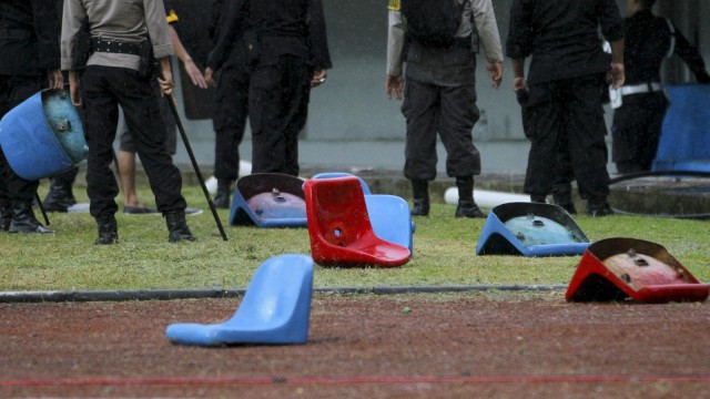 Kursi-kursi Stadion Jakabaring berserakan di lapangan setelah laga Sriwijaya FC vs Arema FC. (Foto: Nova Wahyudi/Antara)