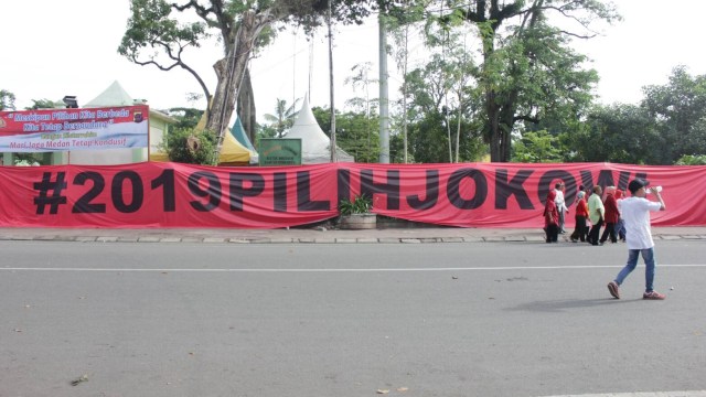Aksi relawan #2019gantipresiden dan #2019tetapjokowi di Medan (Foto: Ade Nurhaliza/kumparan)