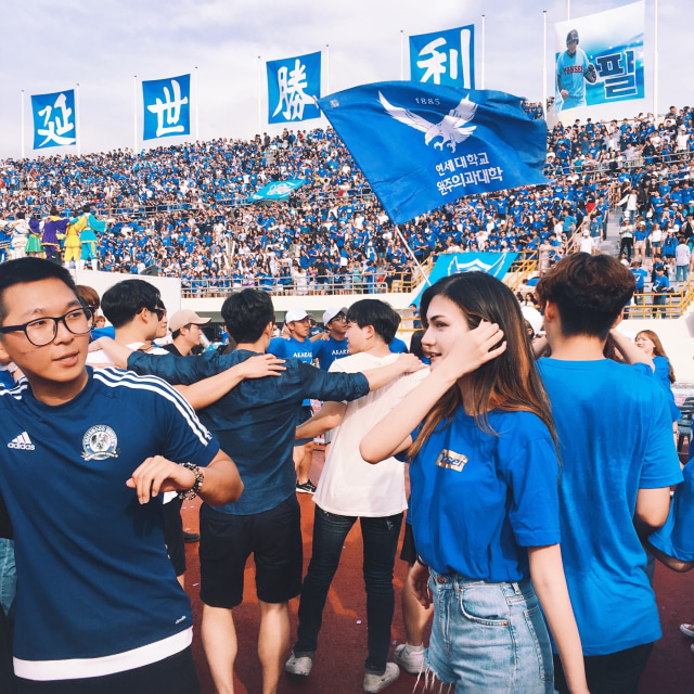 Izzi saat festival tahunan di Yonsei University. (Foto: Instagram/izziisman)