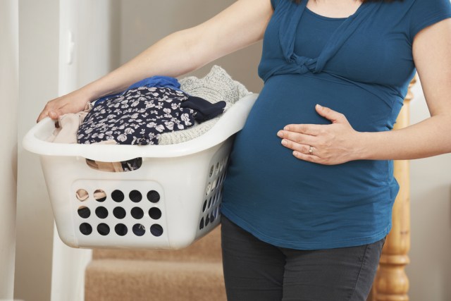 Larangan Ibu Hamil Membawa Barang Berat (Foto: Shutterstock)