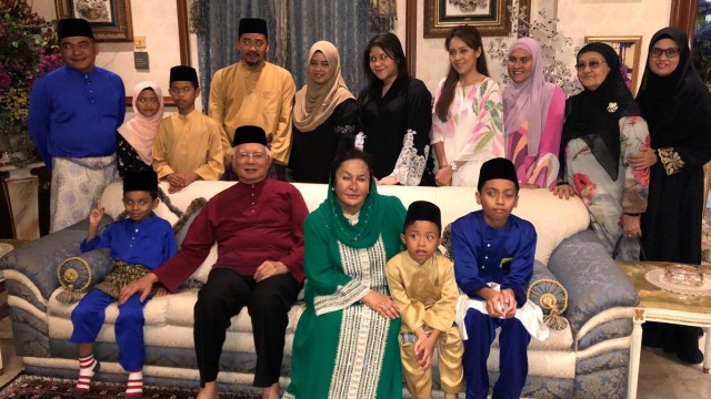 Najib Razak merayakan ulang tahun dengan keluarga korban MH17 (Foto: Twitter @NajibRazak)