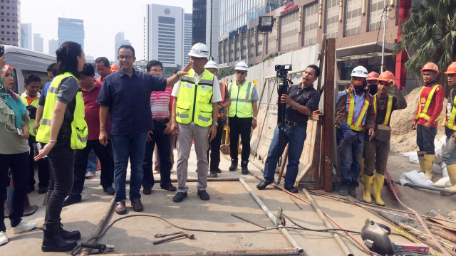Anies Baswedan tinjau jalan Sudirman-Thamrin (Foto: Fachrul Irwinsyah/kumparan)