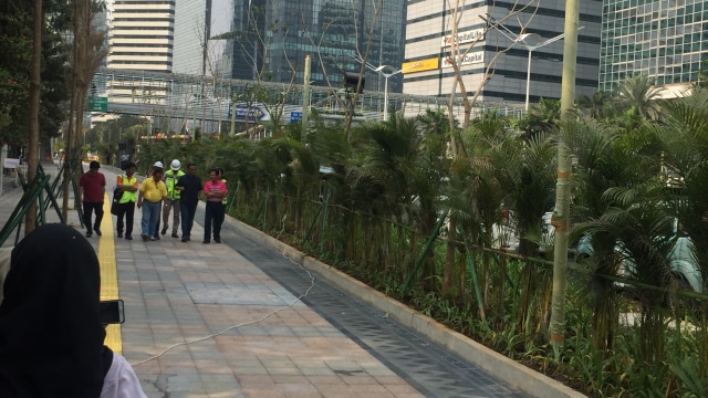 Anies Baswedan tinjau jalan Sudirman-Thamrin (Foto: Fachrul Irwinsyah/kumparan)