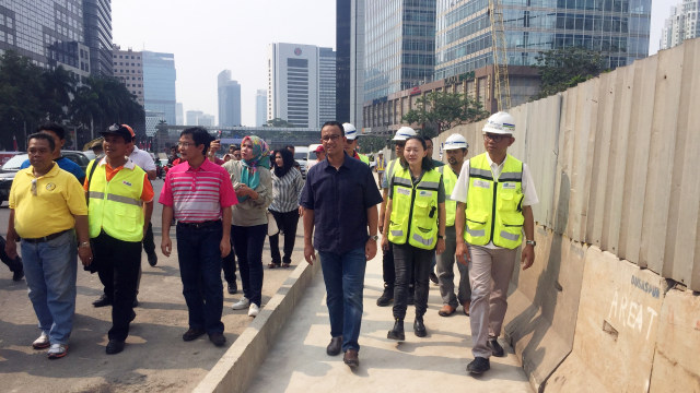 Anies Baswedan tinjau jalan Sudirman-Thamrin (Foto: Fachrul Irwinsyah/kumparan)