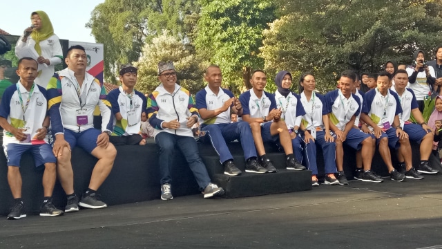 Bupati Banyuwangi Abdullah Azwar Anas dalam acara torch relay Asian Games 
 (Foto: Nabilla Fatiara/kumparan)