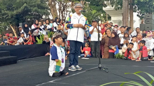 Bupati Banyuwangi Abdullah Azwar Anas dalam acara torch relay Asian Games 
 (Foto: Nabilla Fatiara/kumparan)