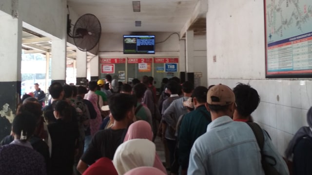Antrean panjang KRL di Stasiun Bekasi (Foto: Twitter @savirabell)