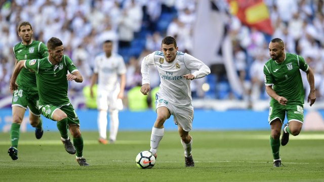 Gelandang Real Madrid, Mateo Kovacic, dikepung dua pemain Leganes pada partai La Liga di Stadion Santiago Bernabeu. (Foto: Javier Soriano/AFP)