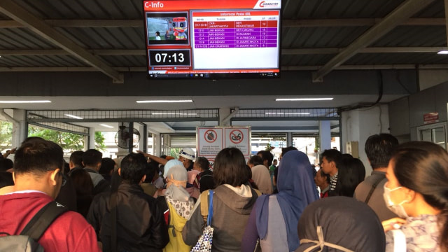 Antrean di Stasiun Bekasi. (Foto: Dok. Nadia Khadijah)