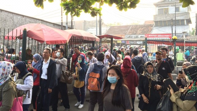 Antrean di Stasiun Bekasi (Foto: Nadia K. Putri/kumparan)