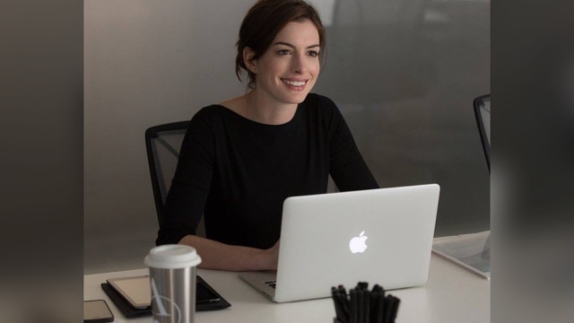 Anne Hathaway memerankan sosok pebisnis perempuan dalam film The Intern (Foto: IG: @theinternmovie)