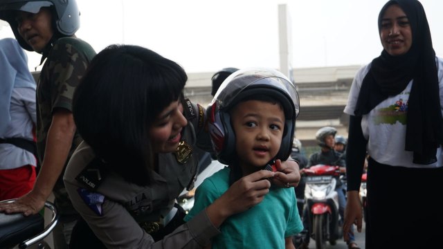 Pertamina Bagikan 500 Helm Gratis (Foto: Iqbal Firdaus/kumparan)