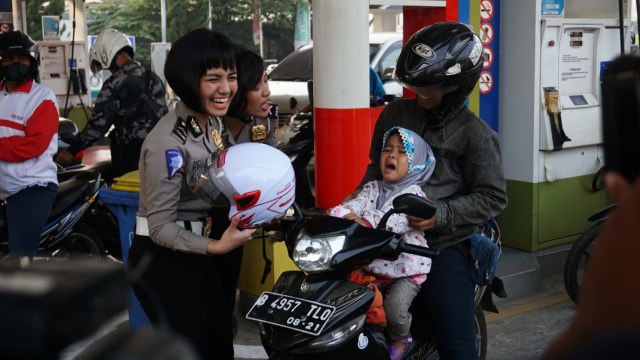 Pertamina Bagikan 500 Helm Gratis (Foto: Iqbal Firdaus/kumparan)