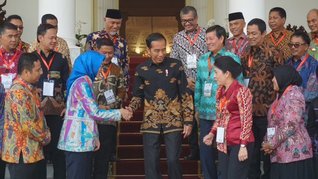 Presiden Joko Widodo dan 32 Wali Kota se-Indonesia di Istana Bogor. (Foto: Yudhistira Amran Saleh/kumparan)