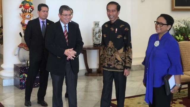 Presiden Joko Widodo dan Menteri Luar Negeri Malaysia Saifullah Abdullah (Foto: Dok. Kedutaan Besar Malaysia)
