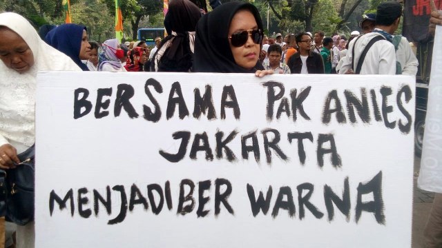 Demo warga di depan Balai Kota meminta Anies tetap jadi Gubernur DKI Jakarta. (Foto: Paulina Herasmaranindar/kumparan)