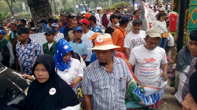 Demo warga di depan Balai Kota meminta Anies tetap jadi Gubernur DKI Jakarta. (Foto: Paulina Herasmaranindar/kumparan)