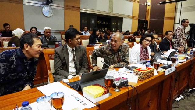 Pimpinan KPK di Komisi III DPR RI (dari kiri ke kanan): Saut Situmorang, Laode M. Syarif, Agus Rahardjo, Basaria Pandjaitan di Rapat Dengar Pendapat KPK dengan Komisi III DPR RI.  (Foto: Iqbal Firdaus/kumparan)