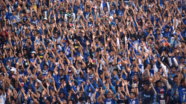 Sejumlah suporter klub PSIS Semarang, Panser Biru melakukan gerakan koreografi dalam pertandingan lanjutan Liga 1 Indonesia antara PSIS melawan Persebaya Surabaya di Stadion Moch. Soebroto, Magelang, Jawa Tengah, Minggu (22/7) Foto: ANTARA FOTO/Aditya Pradana Putra