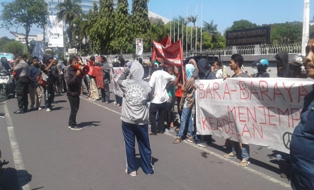 Menolak Digusur, Warga Bara-baraya Demo di Monumen Mandala