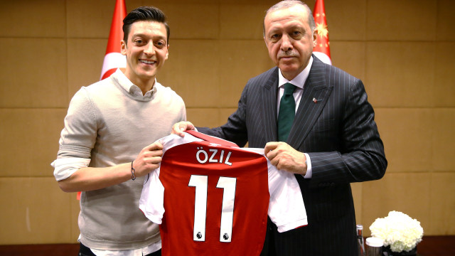 Oezil saat berfoto dengan Erdogan.  (Foto: Kayhan Ozer/Presidential Palace/Handout via REUTERS)