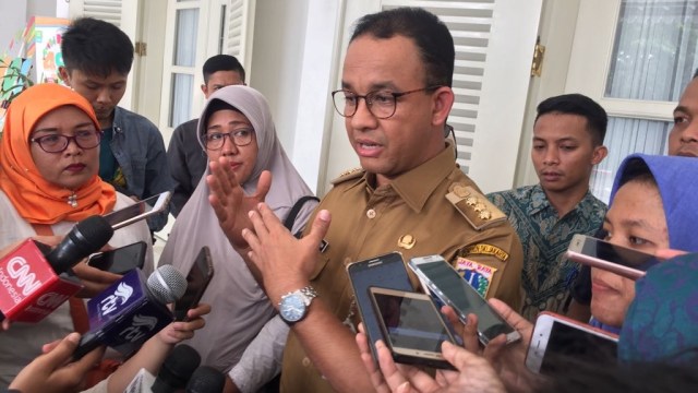 Gubernur DKI Jakarta Anies Baswedan menemui pengunjuk rasa. (Foto: Paulina Herasmaranindar/kumparan)
