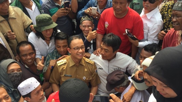 Gubernur DKI Jakarta Anies Baswedan menemui pengunjuk rasa. (Foto: Paulina Herasmaranindar/kumparan)
