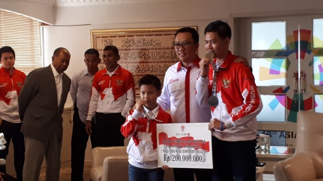 Menpora Imam Nahrawi berikan bonus total Rp 280 juta kepada Fauzan Noor (karate tradisional), Samantha Edithso (catur U-10), dan Tim Wushu Junior, Senin (23/7). (Foto: Karina Nur Shabrina/kumparan)