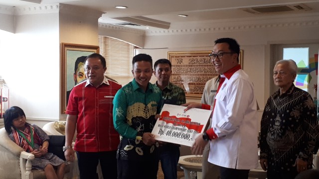 Menpora Imam Nahrawi berikan bonus total Rp 280 juta kepada Fauzan Noor (karate tradisional), Samantha Edithso (catur U-10), dan Tim Wushu Junior, Senin (23/7). (Foto: Karina Nur Shabrina/kumparan)