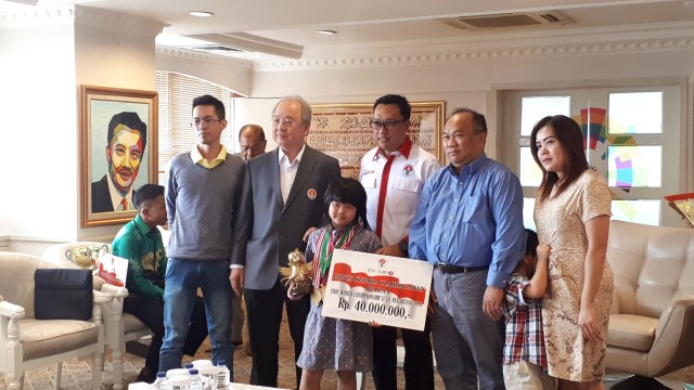 Menpora Imam Nahrawi berikan bonus total Rp 280 juta kepada Fauzan Noor (karate tradisional), Samantha Edithso (catur U-10), dan Tim Wushu Junior, Senin (23/7). (Foto: Karina Nur Shabrina/kumparan)