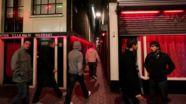 Suasana di Distrik Lampu Merah di Amsterdam saat malam hari. (Foto: AFP/Anoek De Groot)